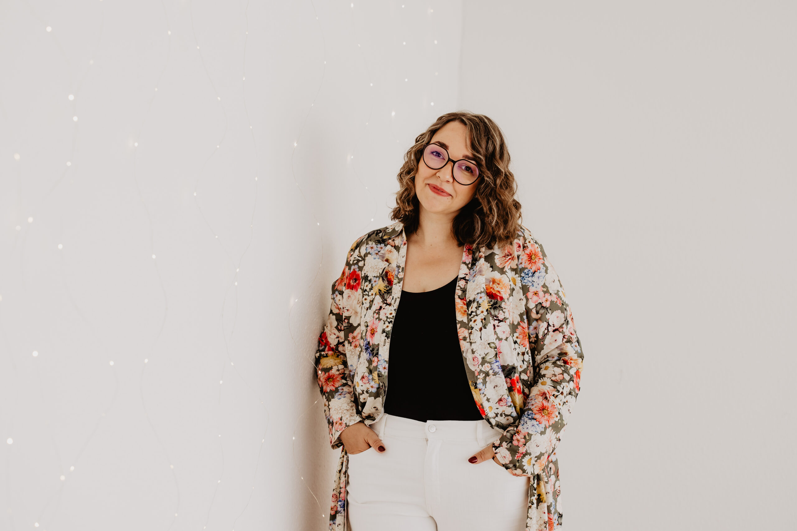 Swantje Neitzert an Wand gelehnt mit Blumenbluse 023
