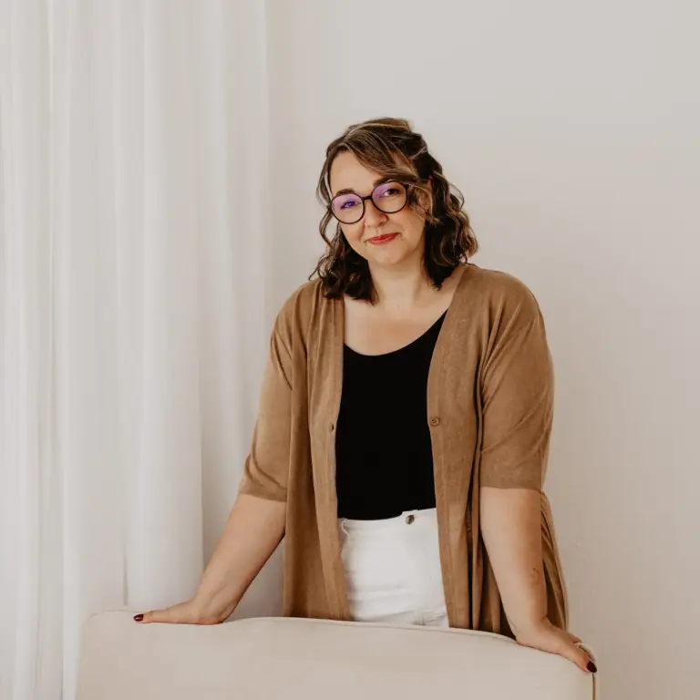 Start Swantje Neitzert hinter einem Sofa