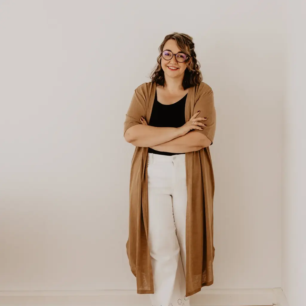 Swantje stehend mit verschränkten Armen