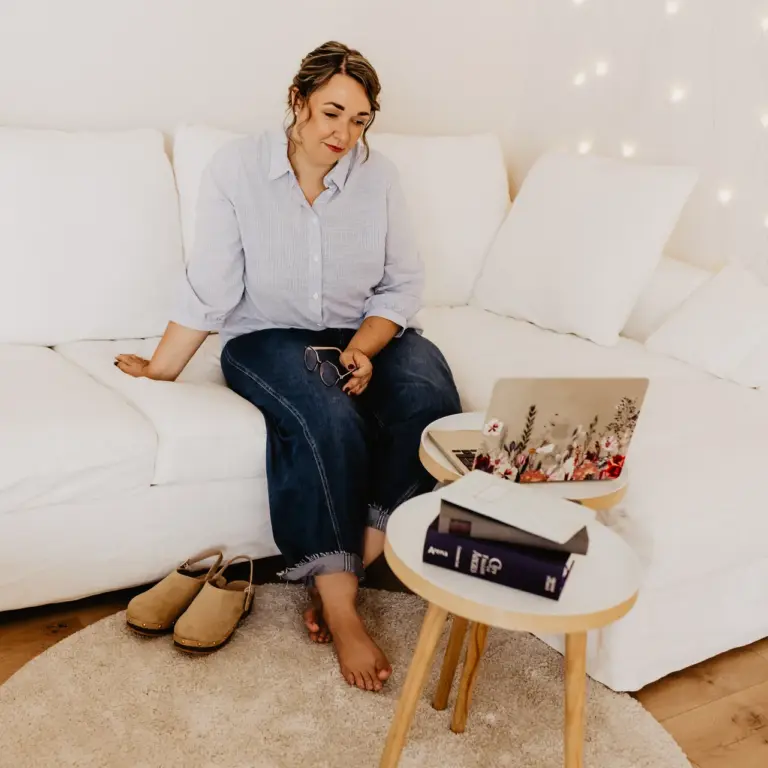 Swantje Sofa mit Laptop Lektorat