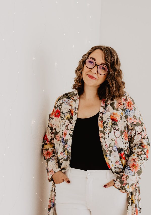 Swantje Neitzert an Wand gelehnt mit Blumenbluse 023
