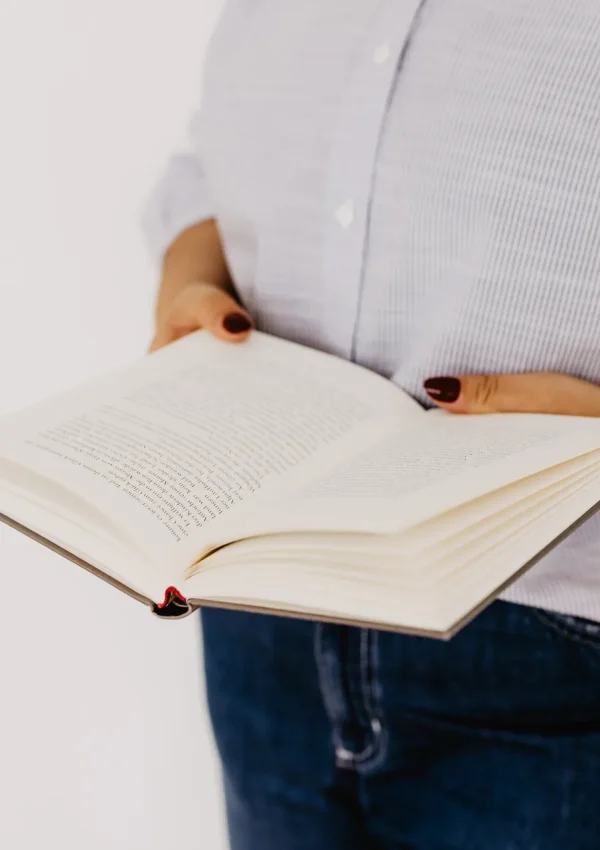 Swantje Neitzert hält Buch in der Hand