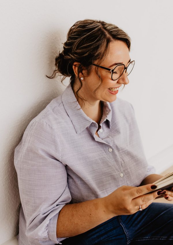 Swantje lacht und liest ein Buch